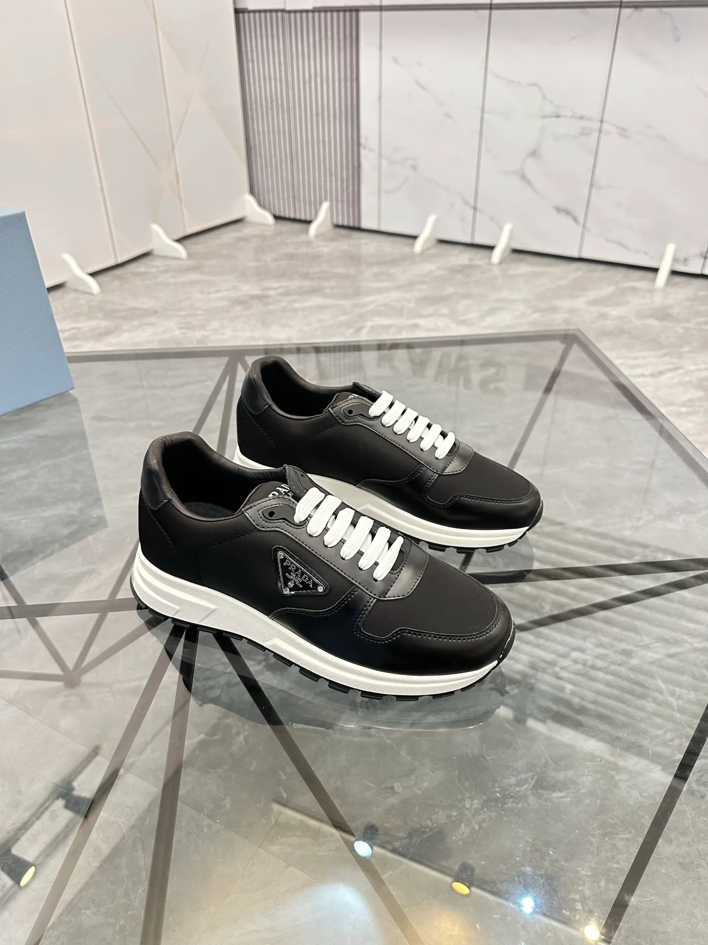 Men's shoes: 💰P440¥ Product trademark: Prada *"Prada*" low-top casual shoes Regular size: 38-44 (can be customized to 45.46) Product materials: imported cowhide upper, sheepskin lining, original outsole. Number: 835